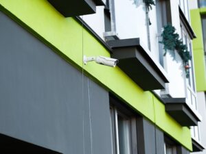 Câmera de segurança em fachada de prédio.