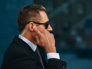 Na imagem, um segurança pressiona o ponto na ouvido